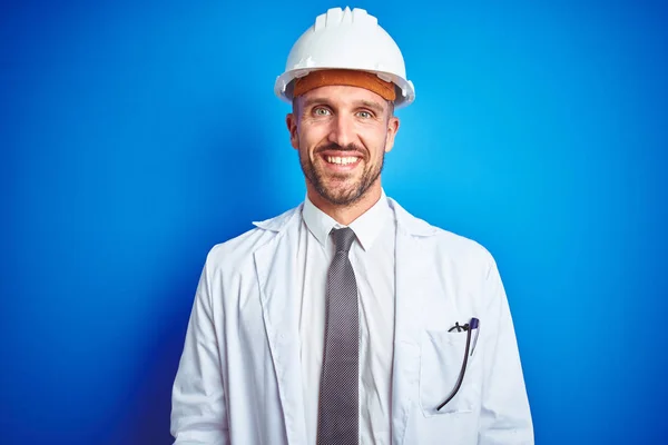 Joven Ingeniero Guapo Con Casco Seguridad Sobre Fondo Azul Aislado —  Fotos de Stock