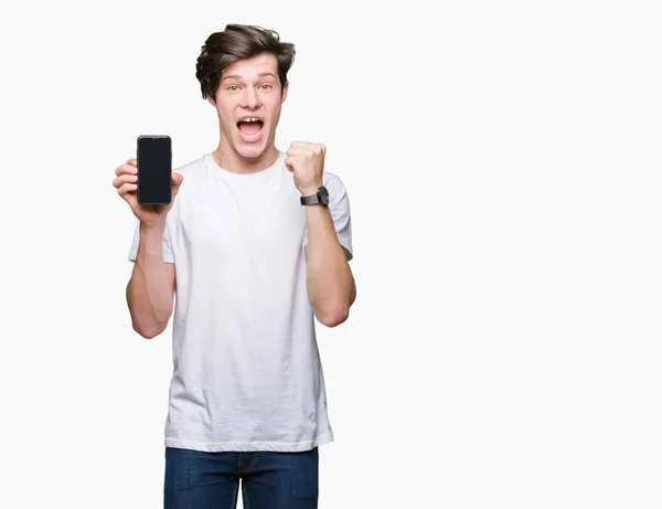 Joven Mostrando Pantalla Del Teléfono Inteligente Sobre Fondo Aislado Gritando —  Fotos de Stock