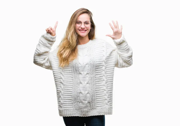 Junge Schöne Blonde Frau Trägt Winterpullover Und Sonnenbrille Über Isoliertem — Stockfoto