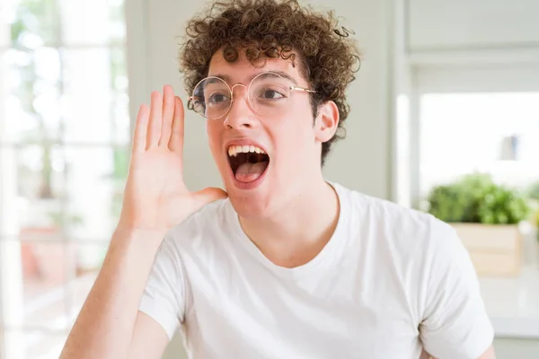 Young Handsome Man Wearing Glasses Shouting Screaming Loud Side Hand — Stock Photo, Image