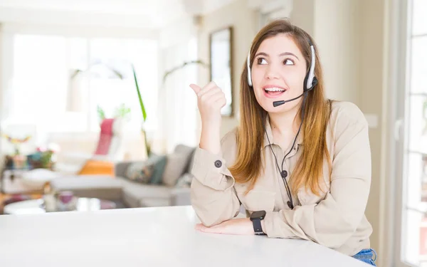 Belle Jeune Opératrice Portant Casque Bureau Souriant Avec Visage Heureux — Photo