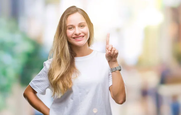 Joven Hermosa Mujer Rubia Con Camiseta Blanca Casual Sobre Fondo — Foto de Stock