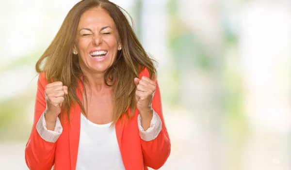 Zafer Kutluyor Gülümseyen Izole Arka Plan Yetişkin Kadın Kolları Olan — Stok fotoğraf