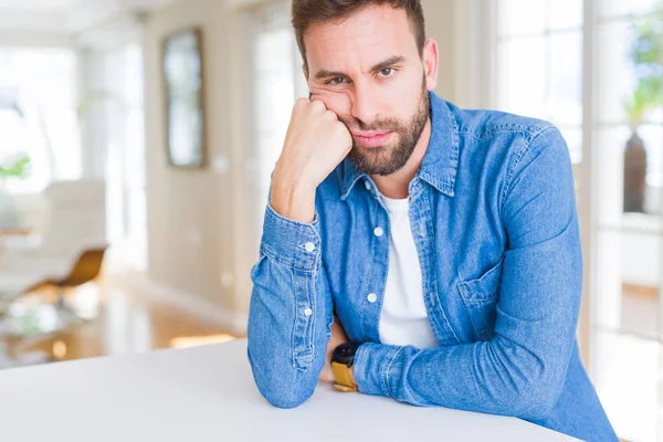 Hombre Guapo Casa Pensando Que Parece Cansado Aburrido Con Problemas —  Fotos de Stock