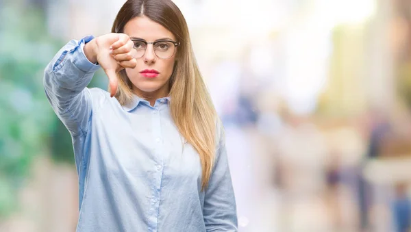 Giovane Bella Donna Affari Indossa Occhiali Sfondo Isolato Cercando Infelice — Foto Stock