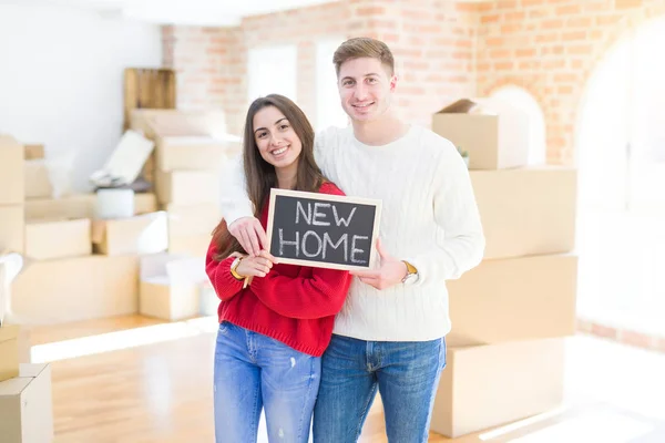 Bonito Jovem Casal Abraçando Amor Segurando Quadro Negro Movendo Para — Fotografia de Stock