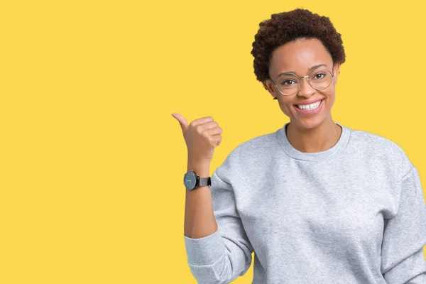 Jovem Bela Mulher Afro Americana Vestindo Óculos Sobre Fundo Isolado — Fotografia de Stock