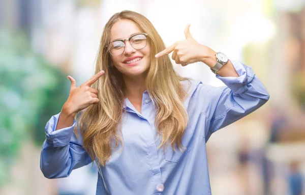 Mladá Krásná Blondýna Obchodních Žena Nosí Brýle Izolované Pozadí Úsměvem — Stock fotografie