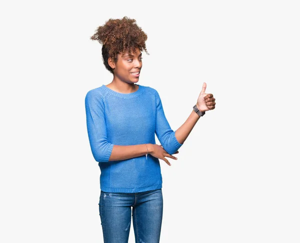 Mooie Jonge Afro Amerikaanse Vrouw Die Geïsoleerde Achtergrond Zoek Trots — Stockfoto