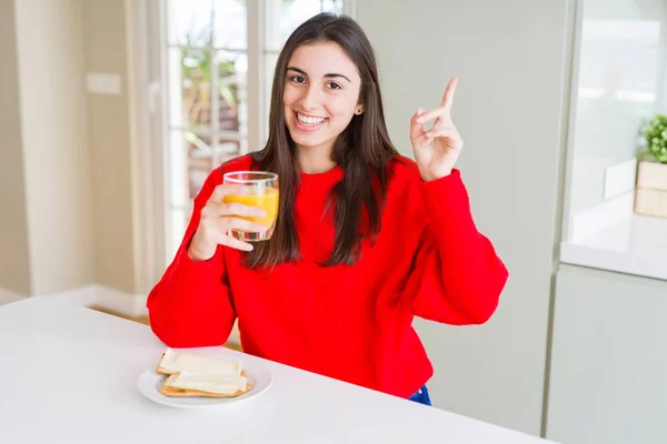 Schöne Junge Frau Isst Toast Und Orangensaft Zum Imbiss Oder — Stockfoto