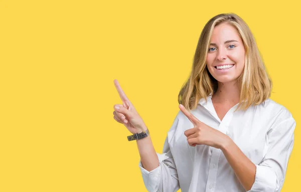 Mulher Negócios Jovem Bonita Sobre Fundo Isolado Sorrindo Olhando Para — Fotografia de Stock