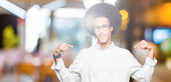 Młody Człowiek African American Afro Włosów Okularach Patrząc Pewny Siebie — Zdjęcie stockowe