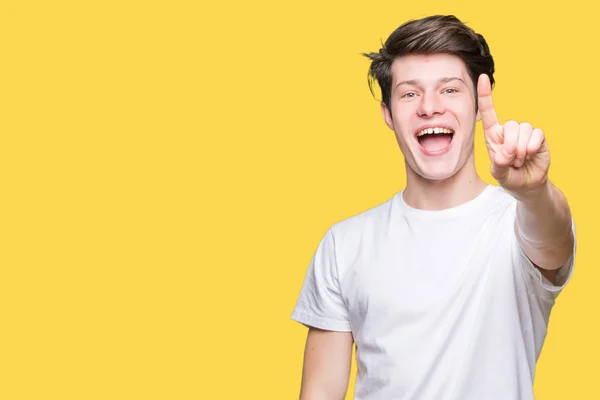 Joven Hombre Guapo Con Camiseta Blanca Casual Sobre Fondo Aislado —  Fotos de Stock