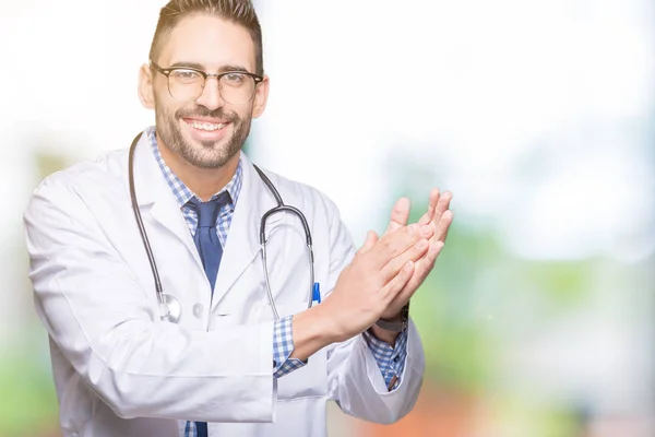 Knappe Jonge Doctor Man Geïsoleerde Achtergrond Klappen Applauperen Gelukkige Vrolijke — Stockfoto