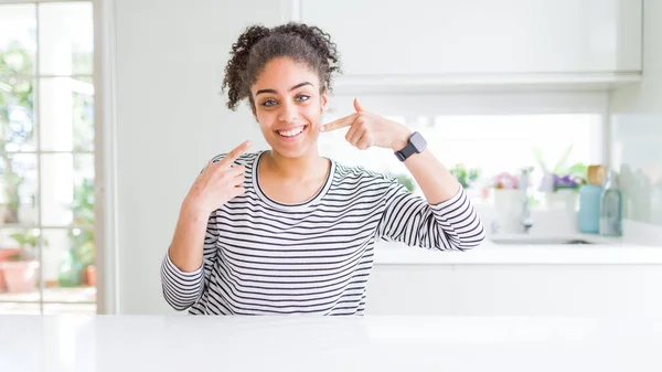 Vacker Afrikansk Amerikansk Kvinna Med Afro Hår Klädd Casual Randig — Stockfoto