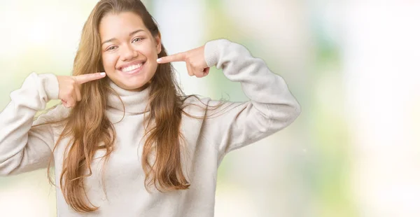 Junge Schöne Brünette Frau Trägt Rollkragenpullover Über Isoliertem Hintergrund Lächelt — Stockfoto