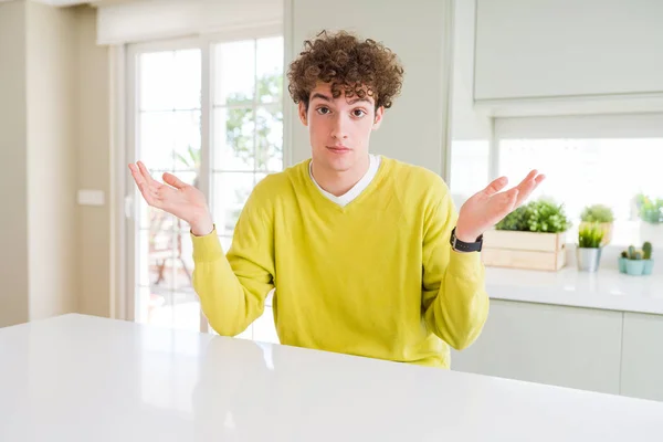 Joven Hombre Guapo Con Suéter Amarillo Casa Expresión Despistada Confusa — Foto de Stock