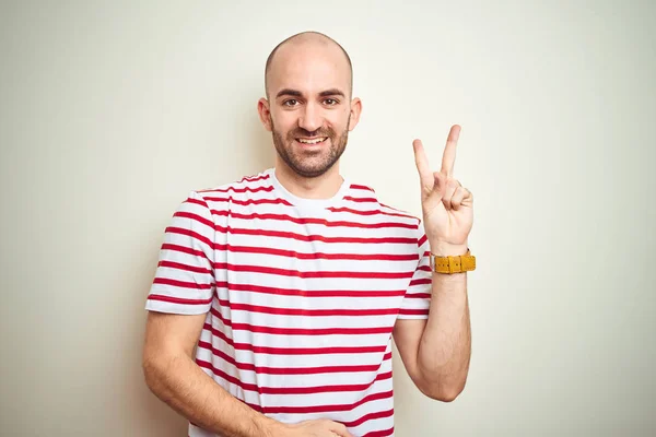 Joven Calvo Con Barba Que Lleva Una Camiseta Roja Rayas —  Fotos de Stock