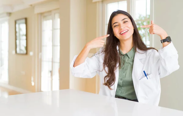 Молода Жінка Медичному Пальто Клініці Терапевт Або Лікар Посміхається Впевнено — стокове фото