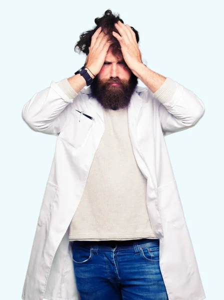 Сумасшедший Ученый Смешными Длинными Волосами Страдающий Головной Боли Отчаянии Стрессе — стоковое фото