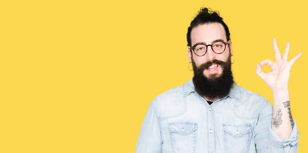 Jonge Hipster Man Met Lange Haren Baard Dragen Van Een — Stockfoto