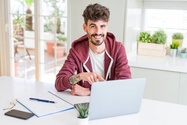 Mladý Student Muž Pomocí Přenosného Počítače Notebook Velmi Šťastný Ukázal — Stock fotografie