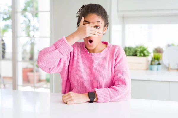 Vacker Afrikansk Amerikansk Kvinna Med Afro Hår Klädd Casual Rosa — Stockfoto