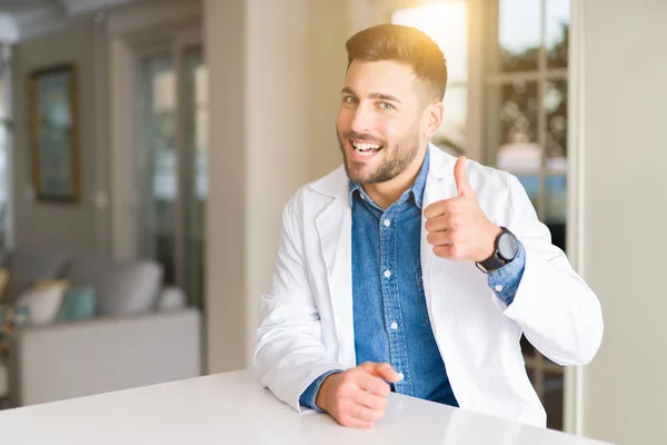 Ung Stilig Doktor Man Kliniken Gör Happy Tummen Upp Gest — Stockfoto