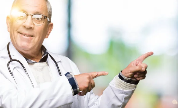 Tıbbi Giyen Yakışıklı Kıdemli Doktor Adam Kat Gülümseyen Iki Elleri — Stok fotoğraf