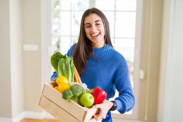 Junge Frau Lächelt Und Hält Eine Holzkiste Mit Lebensmitteln Von — Stockfoto