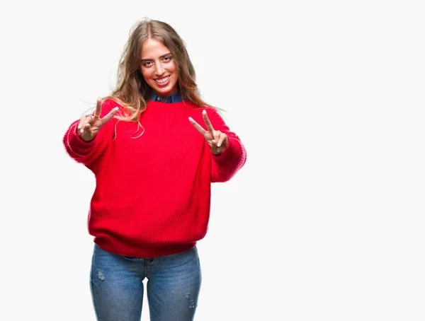 Linda Jovem Loira Vestindo Camisola Inverno Sobre Fundo Isolado Sorrindo — Fotografia de Stock