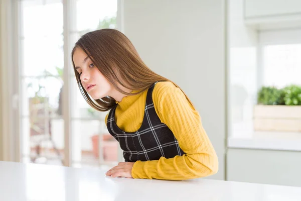 Jovem Linda Menina Loira Usando Camisola Amarela Casual Casa Sofrendo — Fotografia de Stock