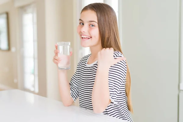 Vacker Ung Flicka Unge Dricker Ett Färskt Glas Vatten Pekar — Stockfoto