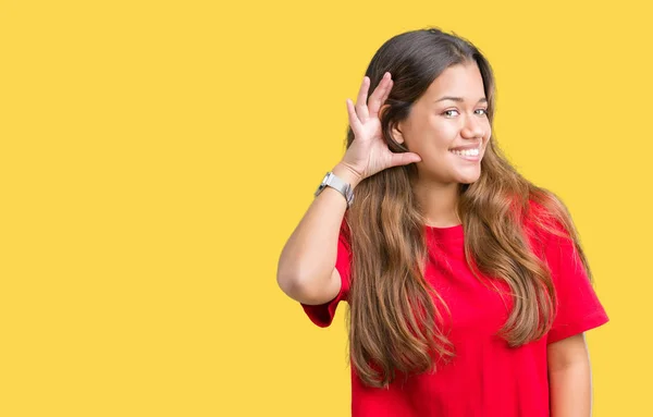 Mulher Morena Bonita Nova Vestindo Camiseta Vermelha Sobre Fundo Isolado — Fotografia de Stock