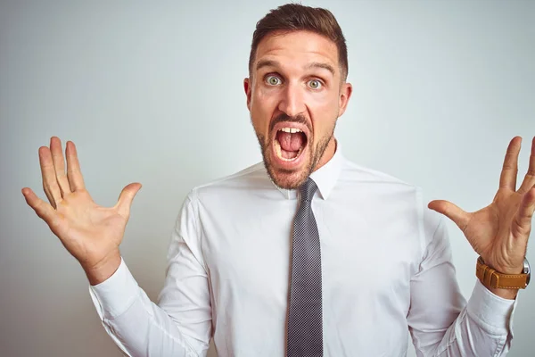 Joven Hombre Negocios Guapo Con Elegante Camisa Blanca Sobre Fondo —  Fotos de Stock