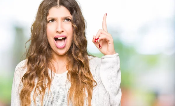 Junge Schöne Frau Weißem Pullover Mit Erhobenem Zeigefinger Und Erfolgreicher — Stockfoto