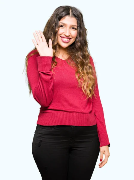 Jovem Mulher Bonita Vestindo Camisola Vermelha Waiving Dizendo Olá Feliz — Fotografia de Stock