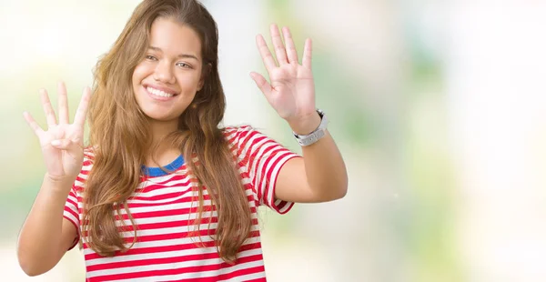 Joven Mujer Morena Hermosa Con Rayas Camiseta Sobre Fondo Aislado —  Fotos de Stock