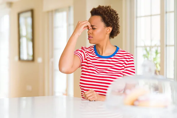 Joven Hermosa Mujer Afroamericana Casa Cansado Frotando Nariz Los Ojos — Foto de Stock