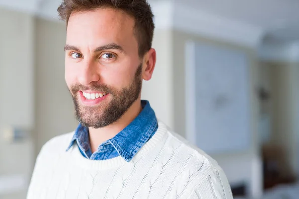 Bello Uomo Sorridente Positivo Alla Fotocamera — Foto Stock