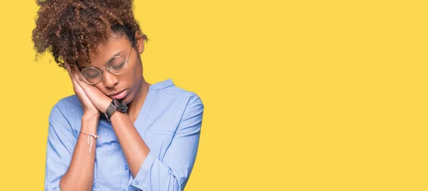 Gyönyörű Fiatal Afro Amerikai Üzletasszony Elszigetelt Háttér Alvás Fáradt Álmodik — Stock Fotó