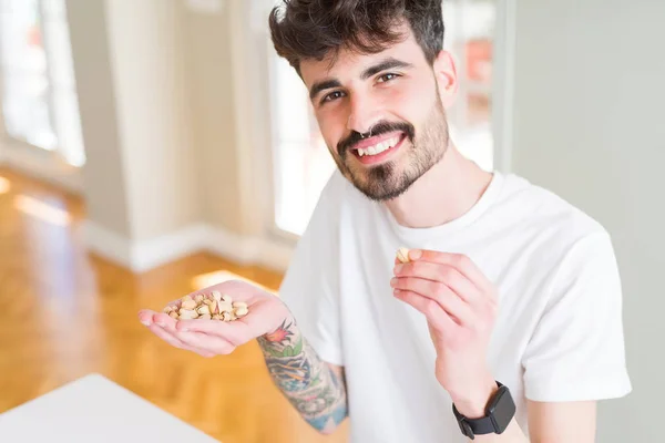 Joven Comiendo Nueces — Foto de Stock