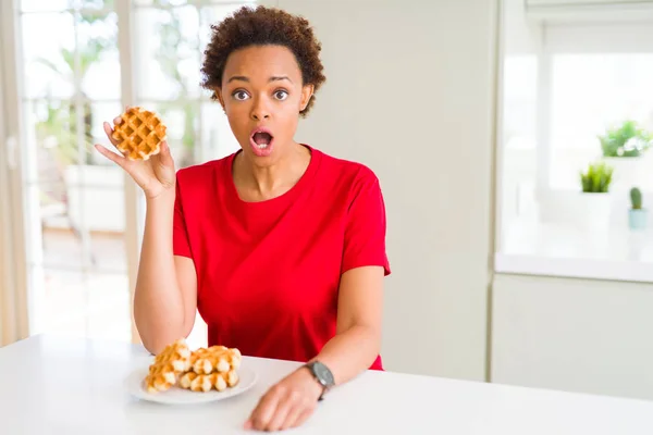 Joven Mujer Afroamericana Comiendo Gofre Dulce Asustada Shock Con Una — Foto de Stock