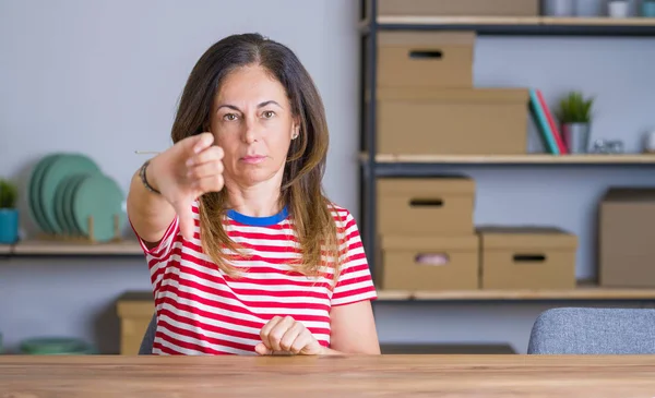 Middelbare Leeftijd Senior Vrouw Zittend Aan Tafel Thuis Zoek Ongelukkig — Stockfoto