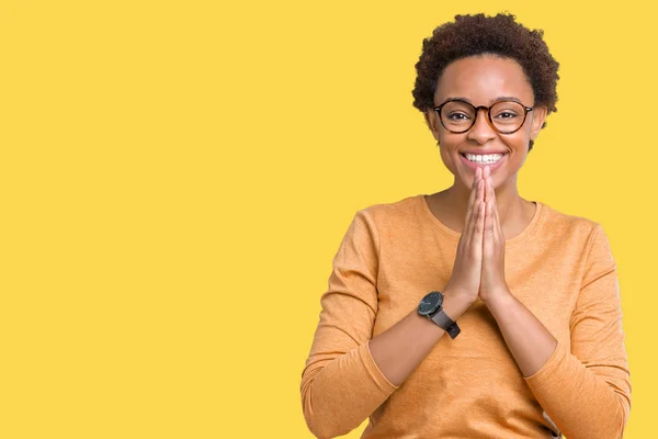 Jovem Bela Mulher Afro Americana Vestindo Óculos Sobre Fundo Isolado — Fotografia de Stock