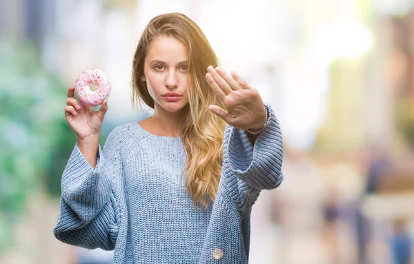 Joven Hermosa Mujer Rubia Comiendo Donut Dulce Sobre Fondo Aislado —  Fotos de Stock