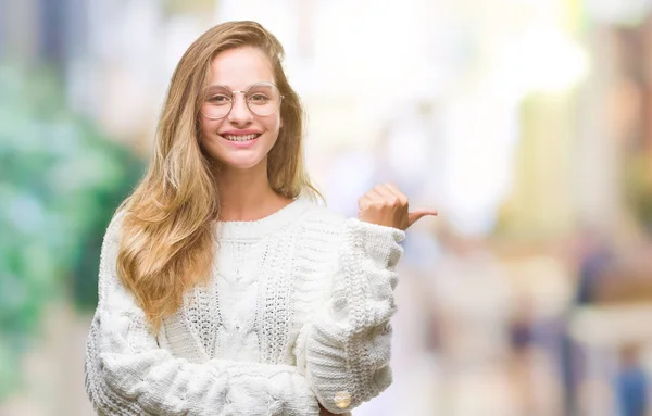 Giovane Bella Donna Bionda Che Indossa Maglione Invernale Occhiali Sole — Foto Stock