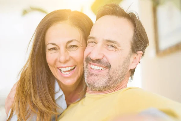 Romantische Paar Middelbare Leeftijd Zittend Bank Thuis — Stockfoto