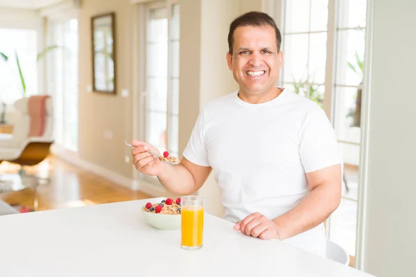 Homem Comendo Casa — Fotografia de Stock