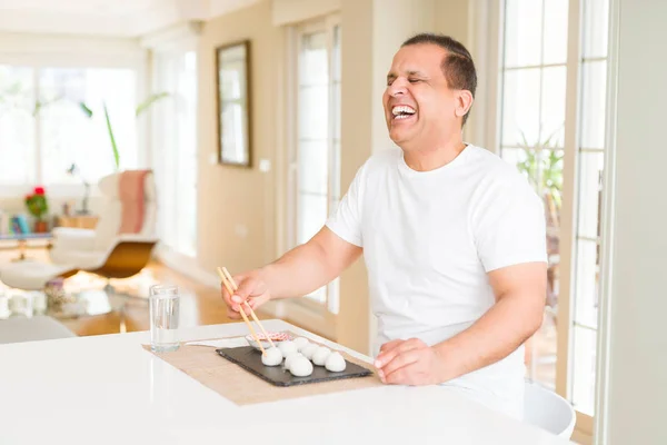 Edad Media Hombre Comer Asiático Dim Sum Usando Palillos Casa — Foto de Stock